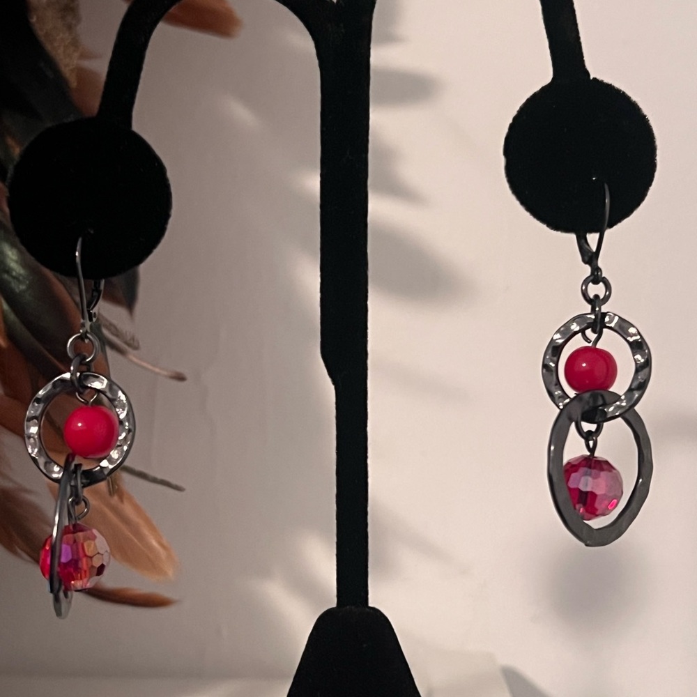 Elegant Black and Red Dangle Earrings - Picture 3 of 3